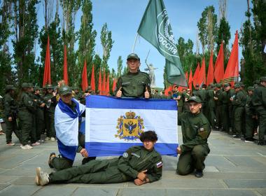 Стометровый флаг России развернули на Мамаевом кургане курсанты Центра «ВОИН»