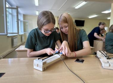 Курсанты Центра «ВОИН» сделали для бойцов СВО более тысячи браслетов жизни ко Дню государственного флага России