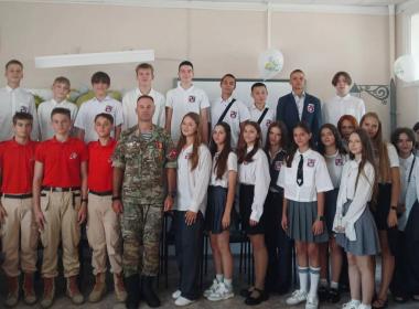 Инструктор Центра «ВОИН» ветеран СВО Егор Соков. провел Урок мужества для школьников