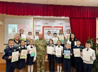 «Портрет героя»: кадеты нарисовали портрет инструктора Центра «ВОИН», участника СВО