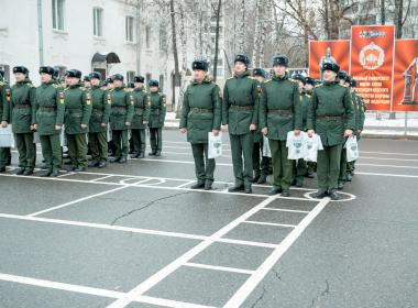 Директор Центра «ВОИН» Дмитрий Шевченко вручил курсантам Военного университета сертификаты об окончании обучения