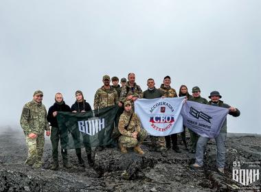 Флаг Центра «ВОИН» развернули на вершине горы Аллуайв на Кольском полуострове