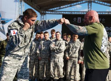 Джеф Монсон пришел на мастер-класс к волгоградским курсантам в футболке с «говорящей» надписью