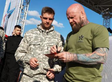 Джеф Монсон пришел на мастер-класс к волгоградским курсантам в футболке с «говорящей» надписью