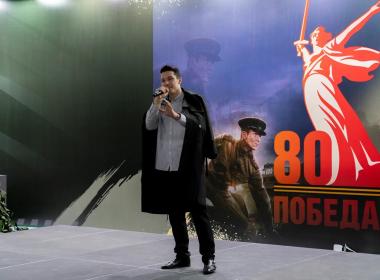 Ветеран Медков спел «Катюшу», дал советы молодежи и станцевал вальс с курсанткой Центра «ВОИН» в ходе телемоста